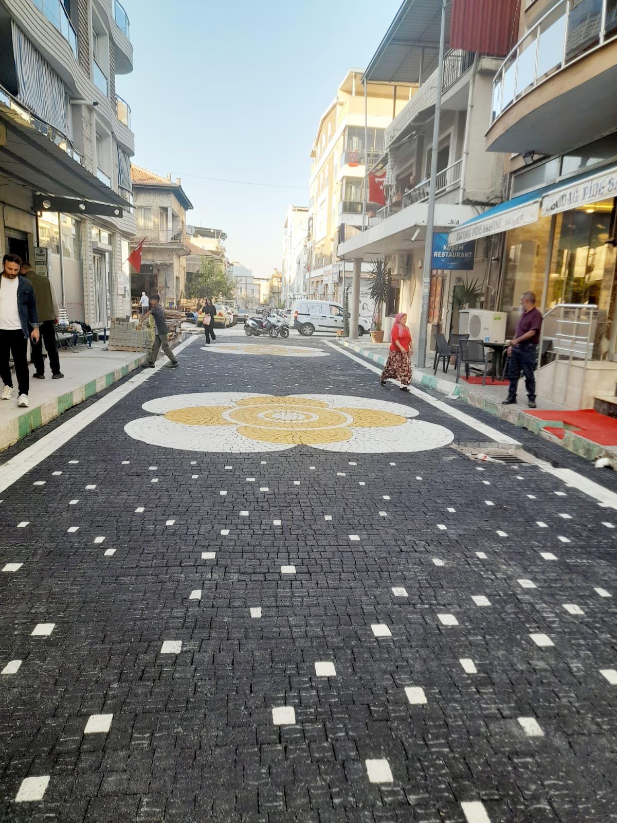 İstanbul kilit taşı döşeme projesi - İstanbul Cadde ve Sokak Yenileme: Çiçek Motifli Özel Tasarım Parke Taşı Projesi